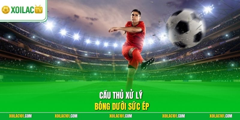 Kỹ Thuật Pressing Và Thoát Pressing Chuẩn Cho Mọi Cấp Độ 3 Cầu thủ xử lý bóng dưới sức ép
