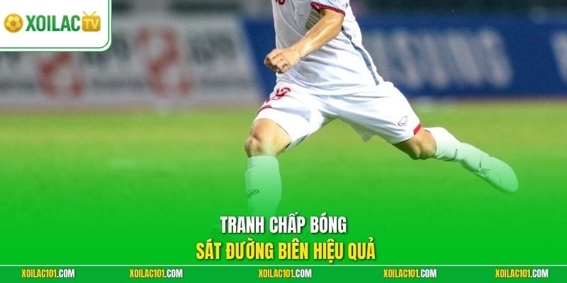 Kỹ Thuật Che Bóng Hiệu Quả Tăng Lợi Thế Trong Mọi Tình Huống 3 Tranh chấp bóng sát đường biên hiệu quả